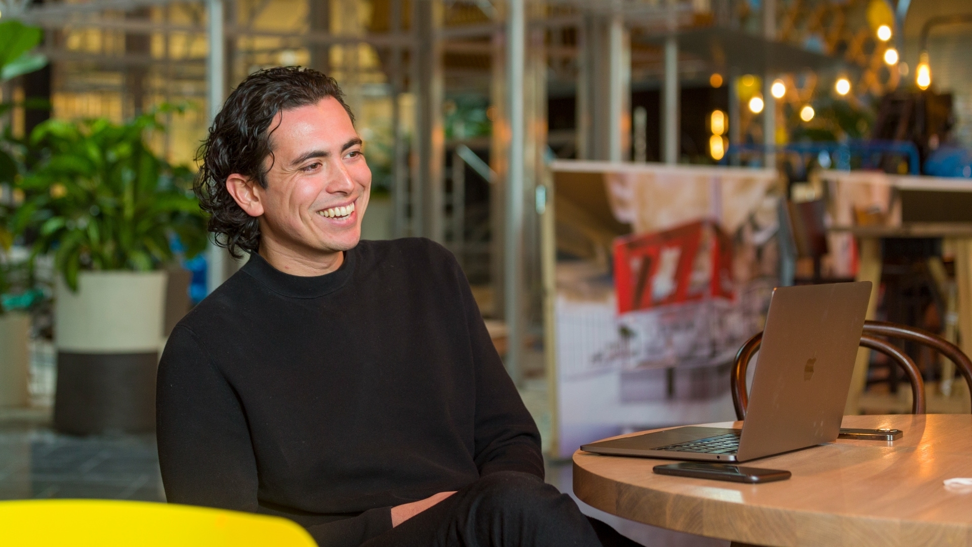 Julien Zaal: ,,Er heerst bij mij altijd een gevoel van ongeloof als ik een rij voor ons restaurant zie staan." Foto: Machtelt Mostert