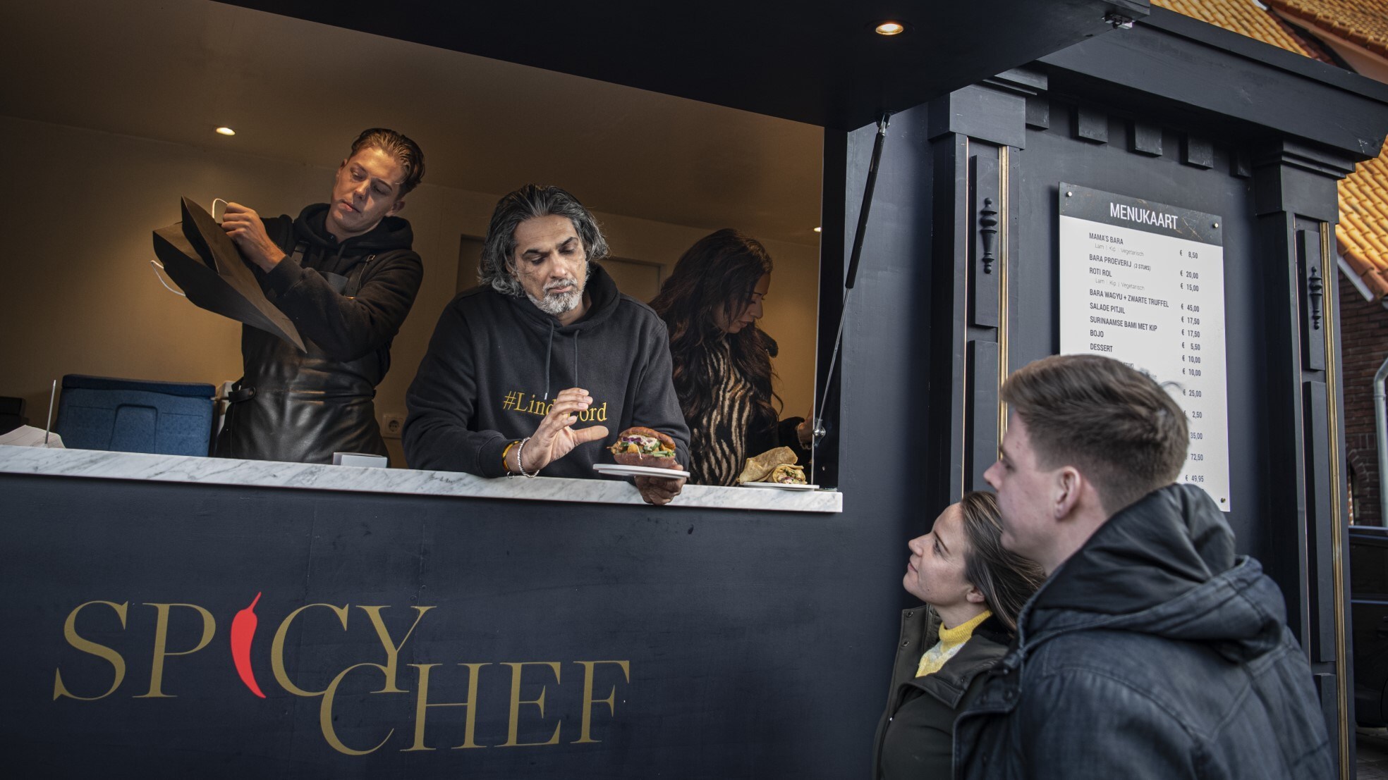 Soenil Bahadoer in zijn foodtruck. Foto: Koen Verheijden