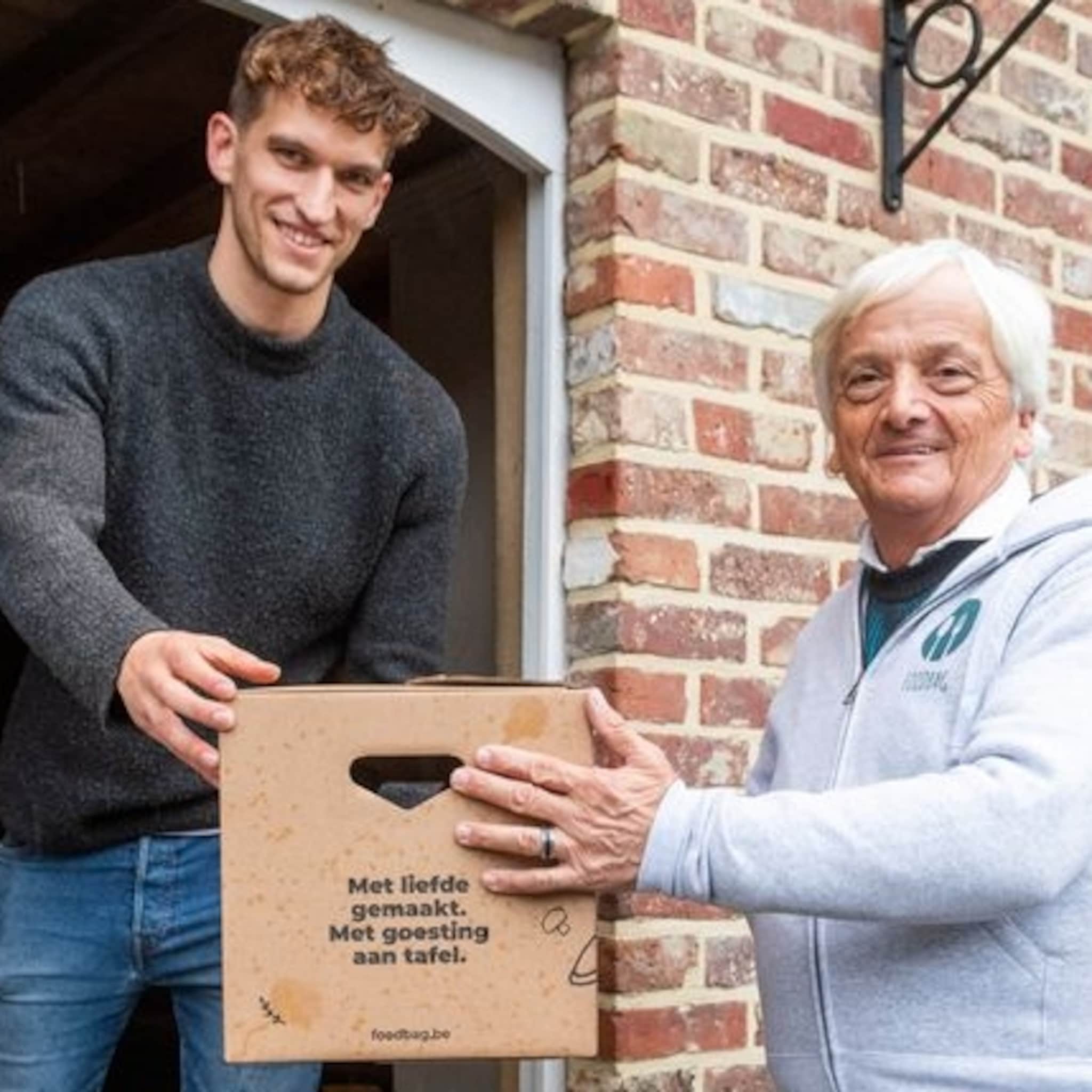 belgen timmeren aan nederlandse weg met uitzendbureau voor 50 plussers en gepensioneerden