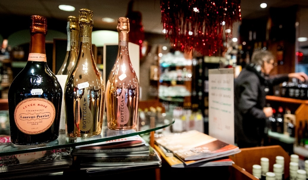 Met de horeca in lockdown zoeken Nederlanders het vertier tijdens de feestdagen thuis. Foto: ANP.