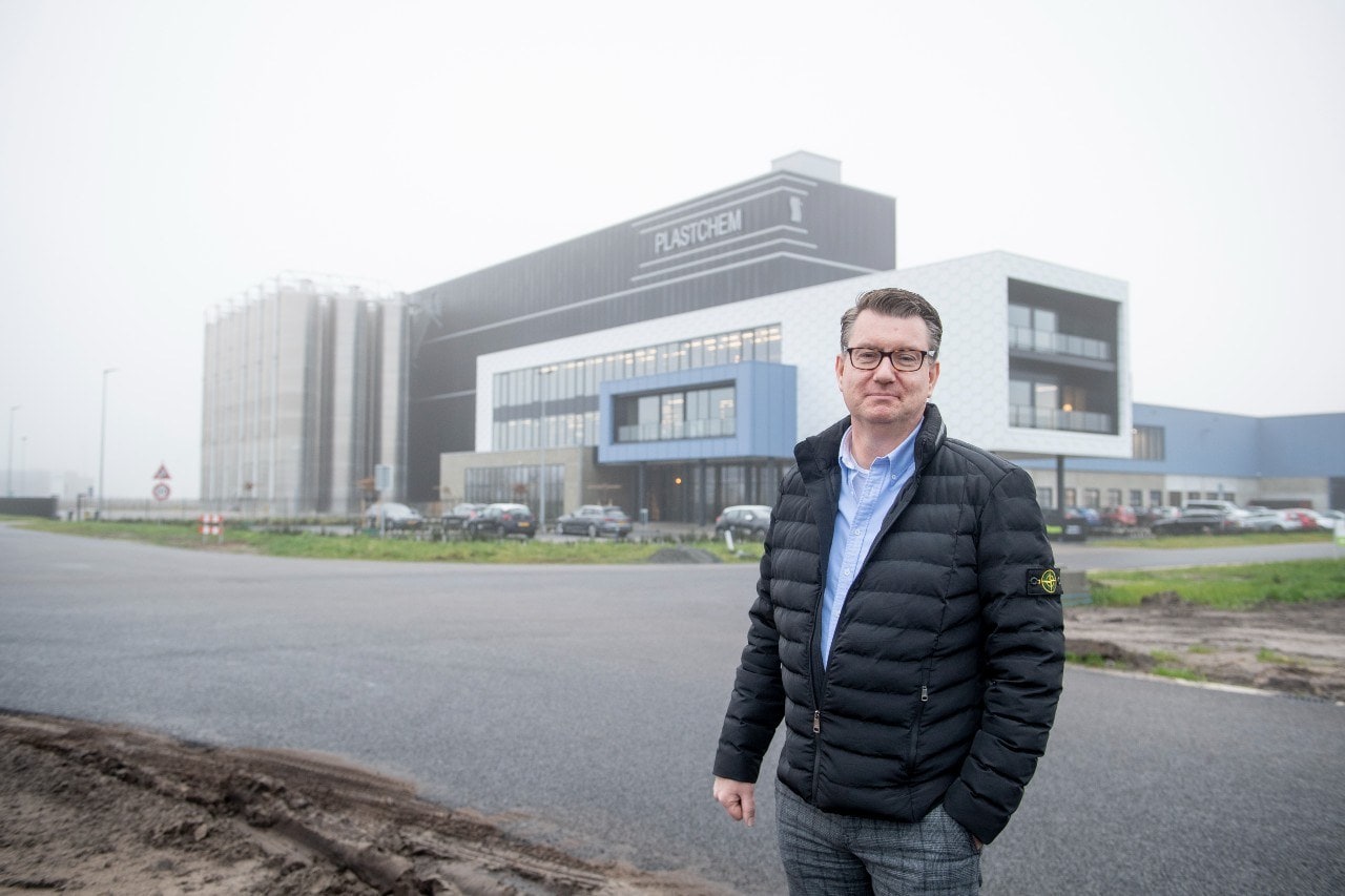 Onno-Pieter Sonnega bij de nieuwe fabriek van PlastChem.