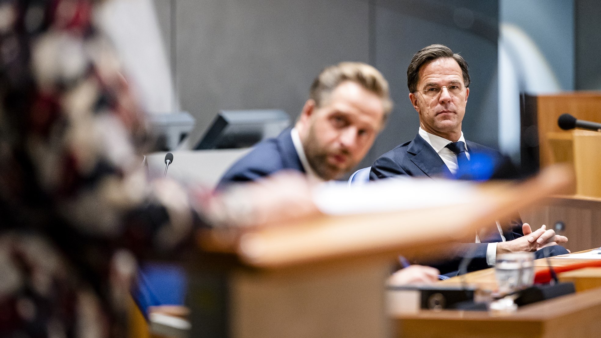 Hugo de Jonge en Mark Rutte voorafgaand aan een debat over de ontwikkelingen rondom het coronavirus en de lockdown. Foto: ANP.