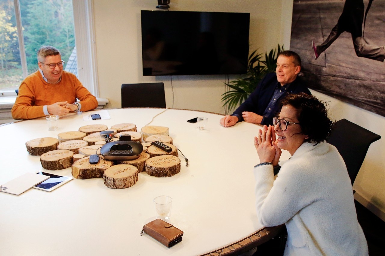 Jan van Nederveen (links) en Bill Hoeks (midden) van het Instituut voor het Midden- en Kleinbedrijf (IMK) blikken terug op het adviestraject, met Herbs &amp; Spices-ondernemer Cindy van Egmond. Foto's: Ruud Voest.
