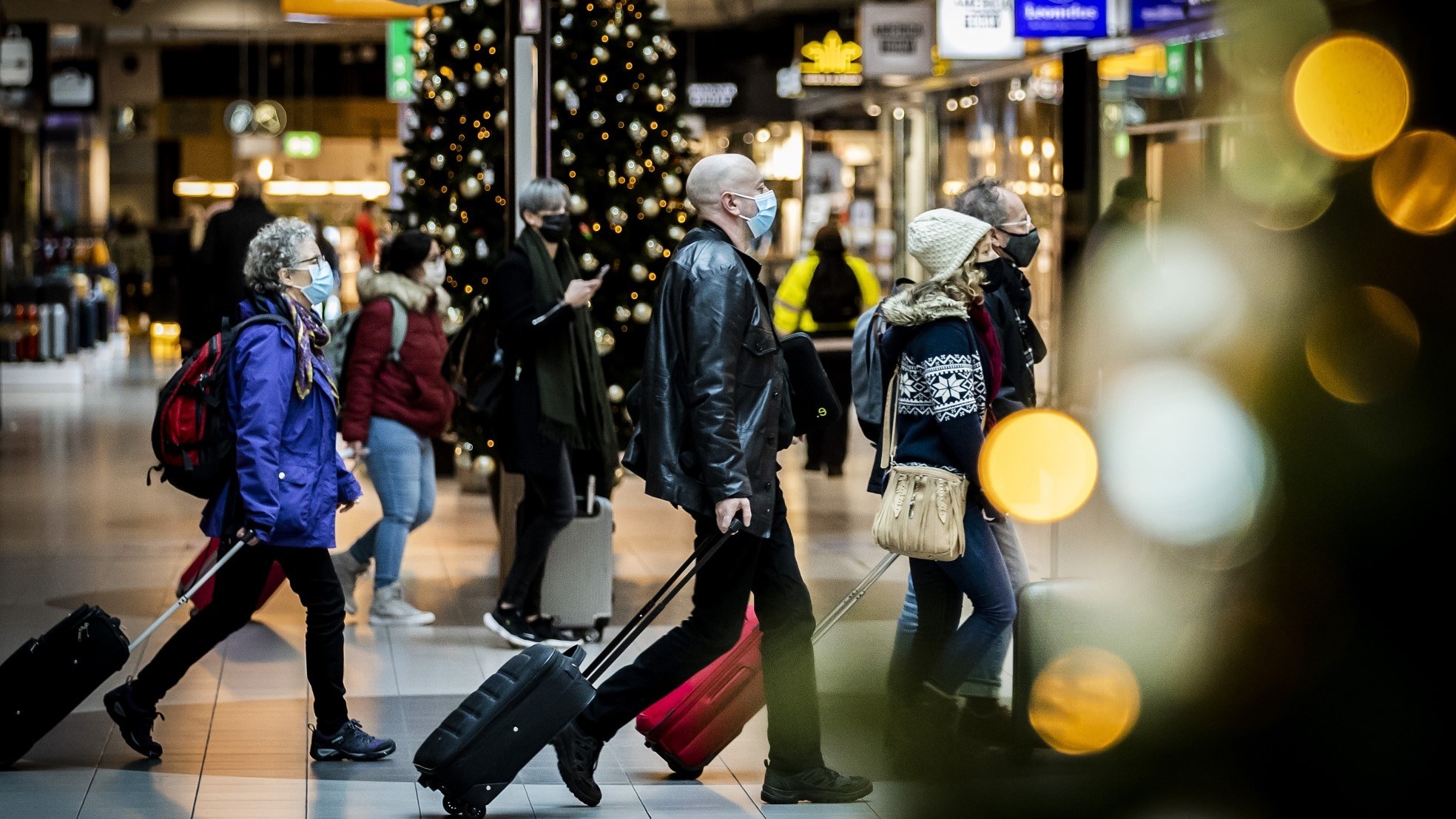 Reizigers op Schiphol. Reisadvies.nu baseert zich op veiligheidsadviezen van internationale overheden van andere landen. Foto: ANP