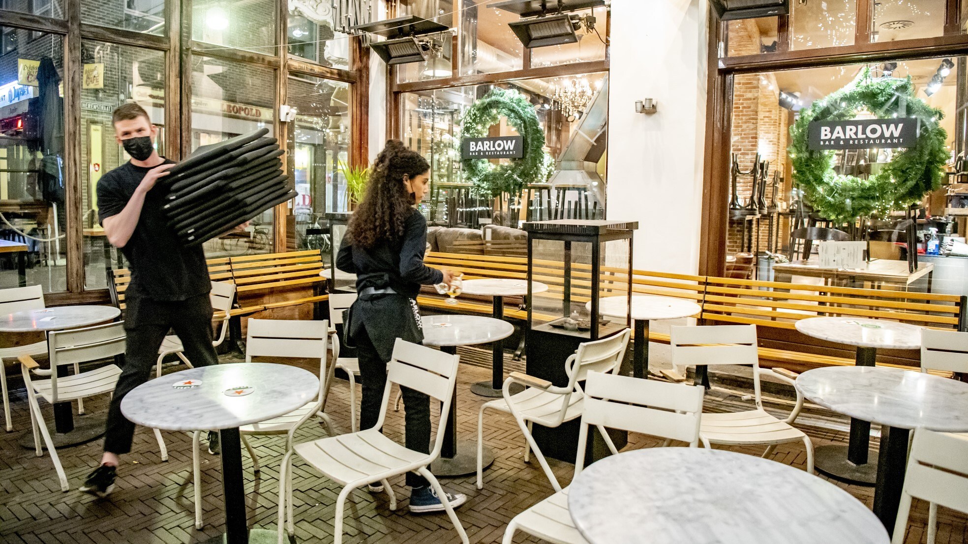 Een horecazaak in Den Haag maakt zich zaterdagavond op voor weer een wekenlange harde lockdown. Foto: ANP
