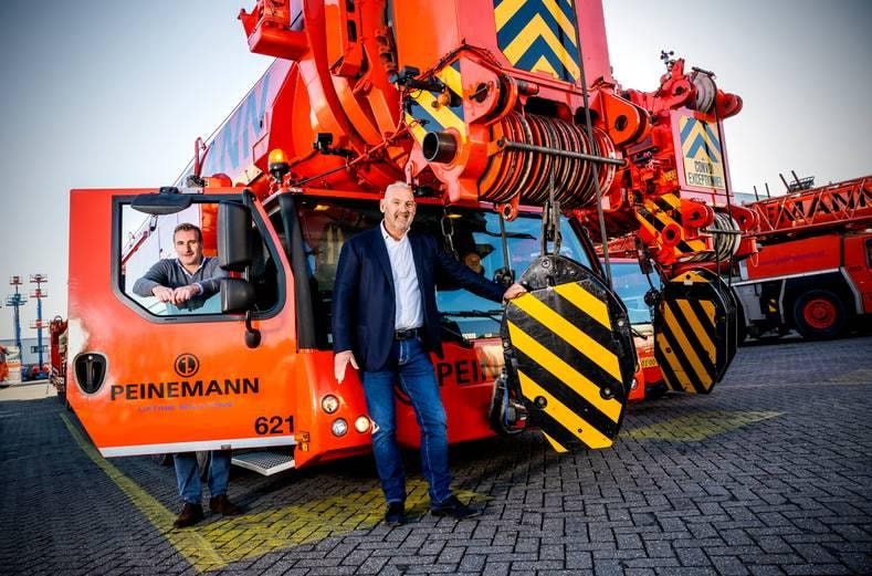 Sam Peinemann (l), derde generatie in het familiebedrijf en ceo sinds 2016. Naast hem voor de kraan mededirectielid Ad Kornet (r). Foto: Frank de Roo