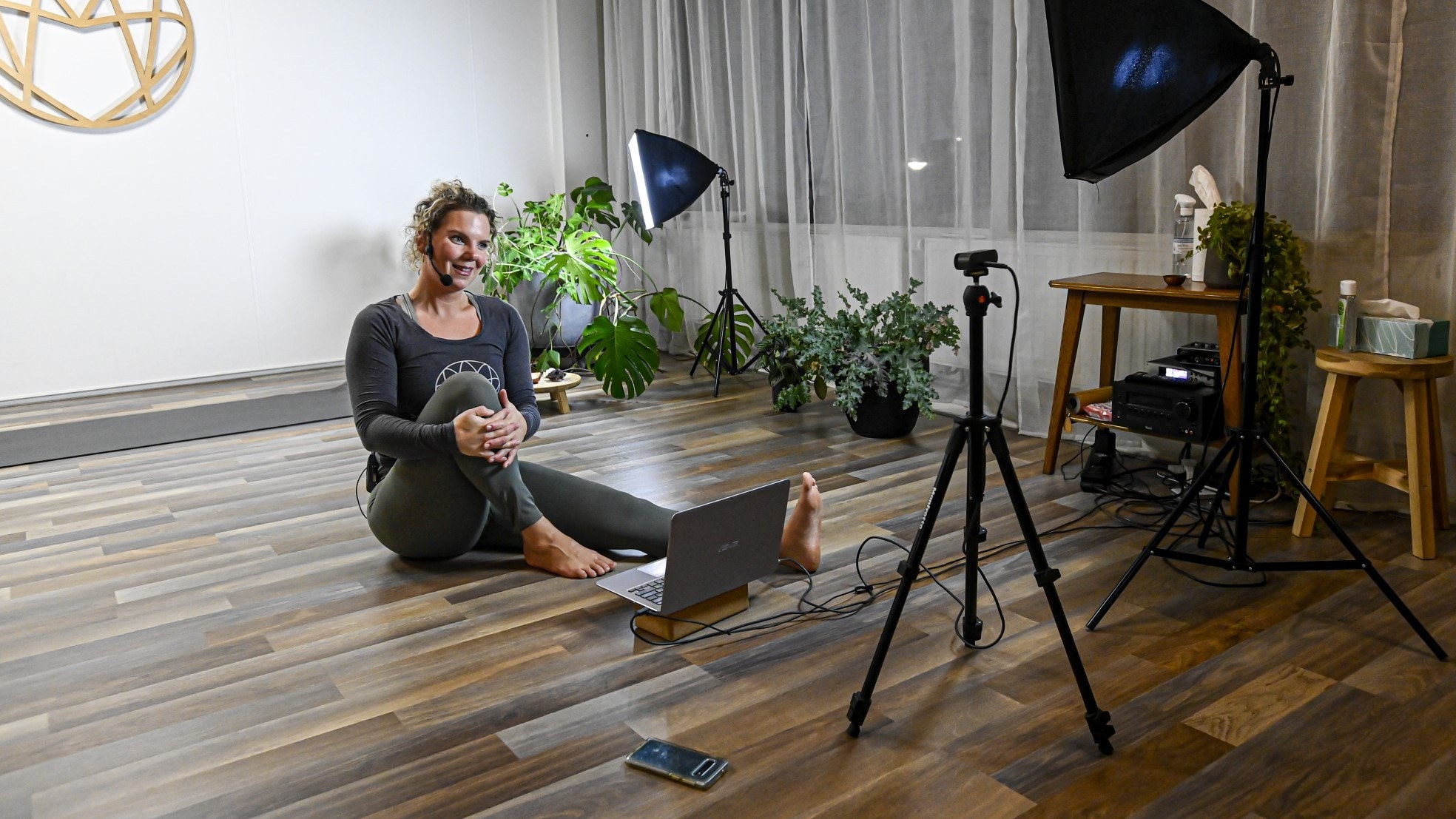 Noodgedwongen geeft yogadocente Annemarie De Vooght 's avonds les voor de camera. Foto: Peter Braakmann