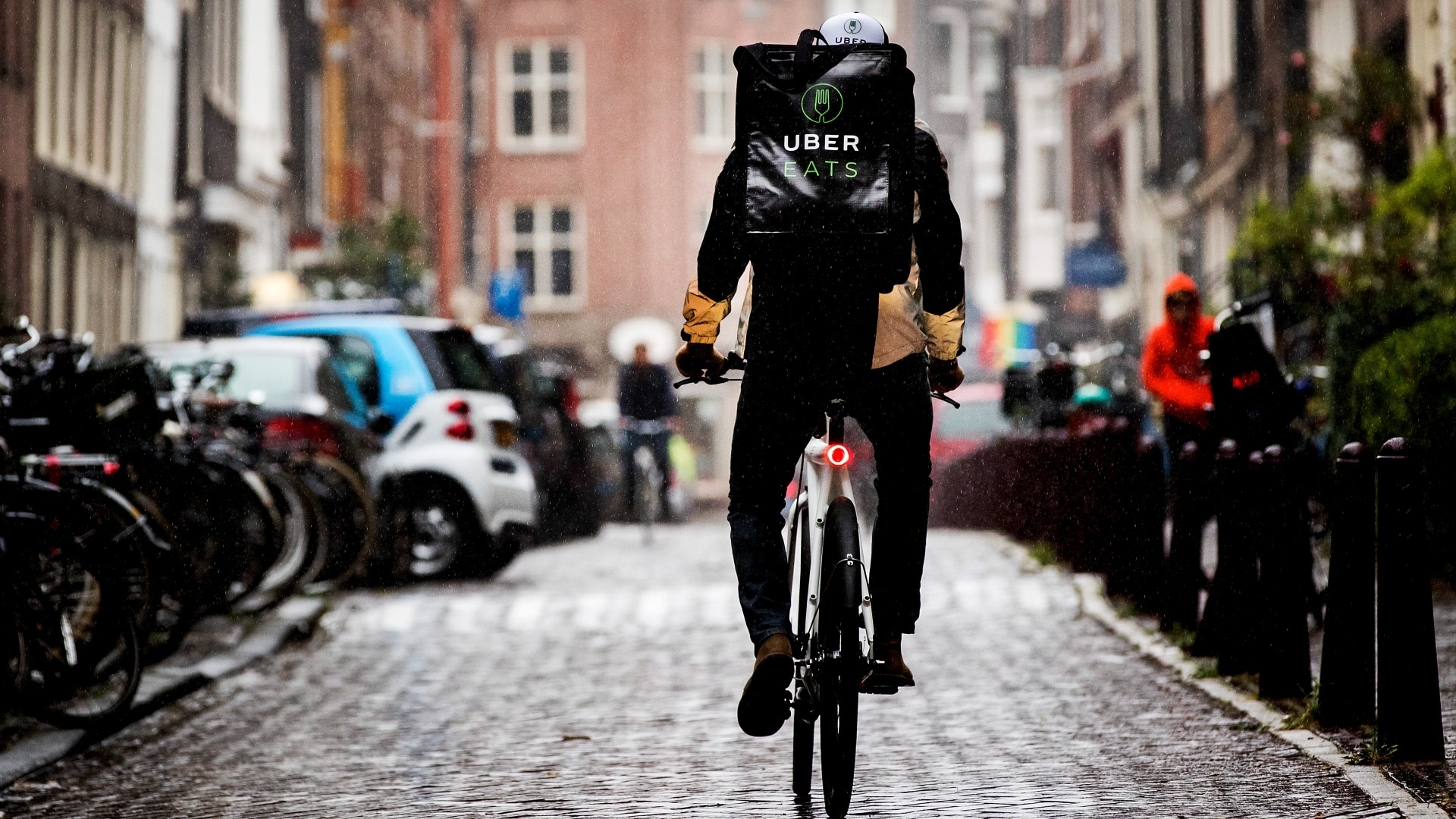 Vooral het uurtarief van de fietskoerier kende een ongekende stijging. Foto: ANP