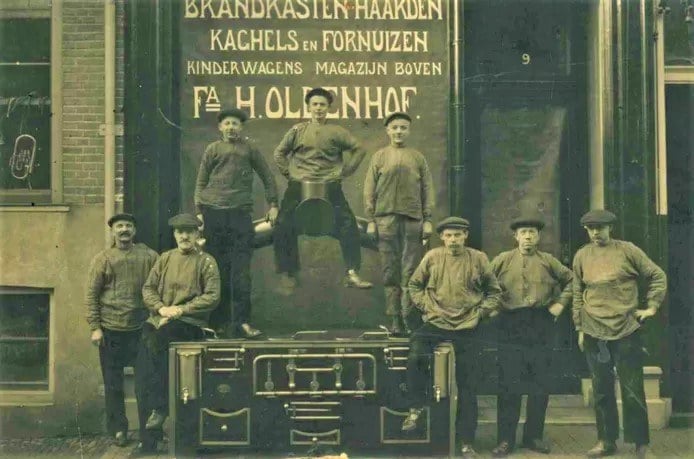 De winkel en werkplaats 'Fa. H. Oldenhof' in Zwolle, ca. 1900. Foto uit familie-archief