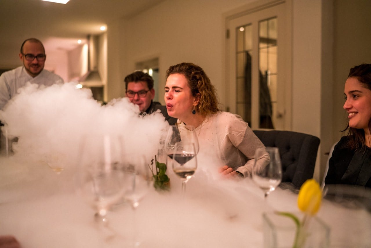 Private dining in de praktijk, met linksachter chef-aan-huis Wilco van den Baar. Foto: ChefMaison