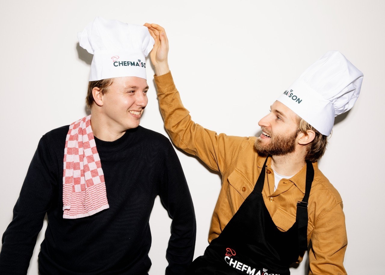 Casper Engelkens (links) en Vincent Roest bieden via ChefMaison koks-aan-huis. Foto: Lin Woldendorp