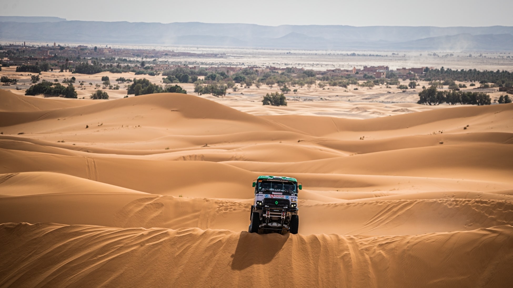 Grote vlaktes, hoge zandduinen en eenzame trucks; het beeld van de Dakar Rally.