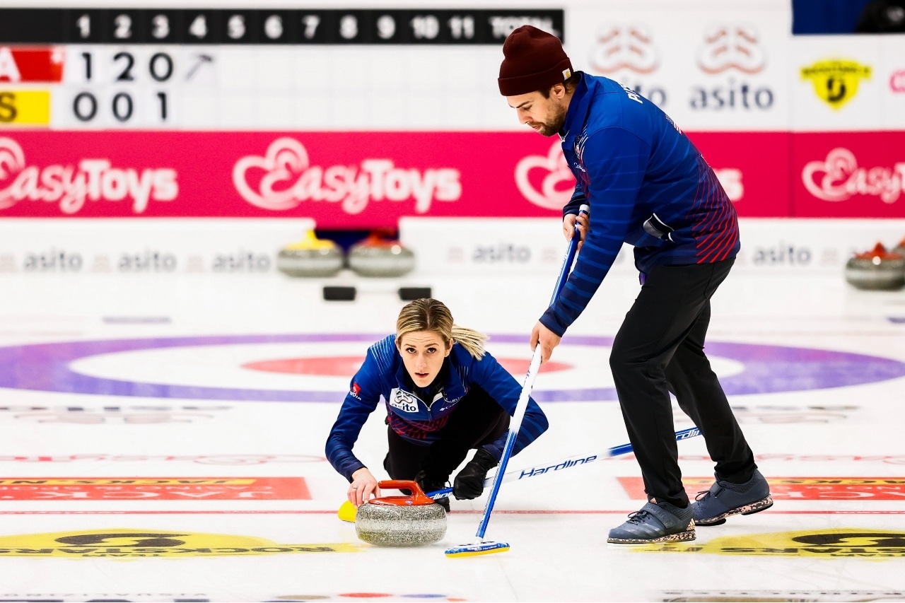 De curlingbanen van Thialf voordat het logo van EasyToys werd verwijderd. Foto: EasyToys.