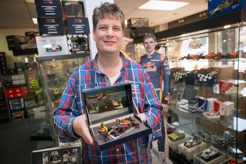 Danny de Heer verkoopt als 18 jaar via GPWorld schaalmodellen van F1-auto's. Foto: Pix4Profs/Joyce van Belkom.