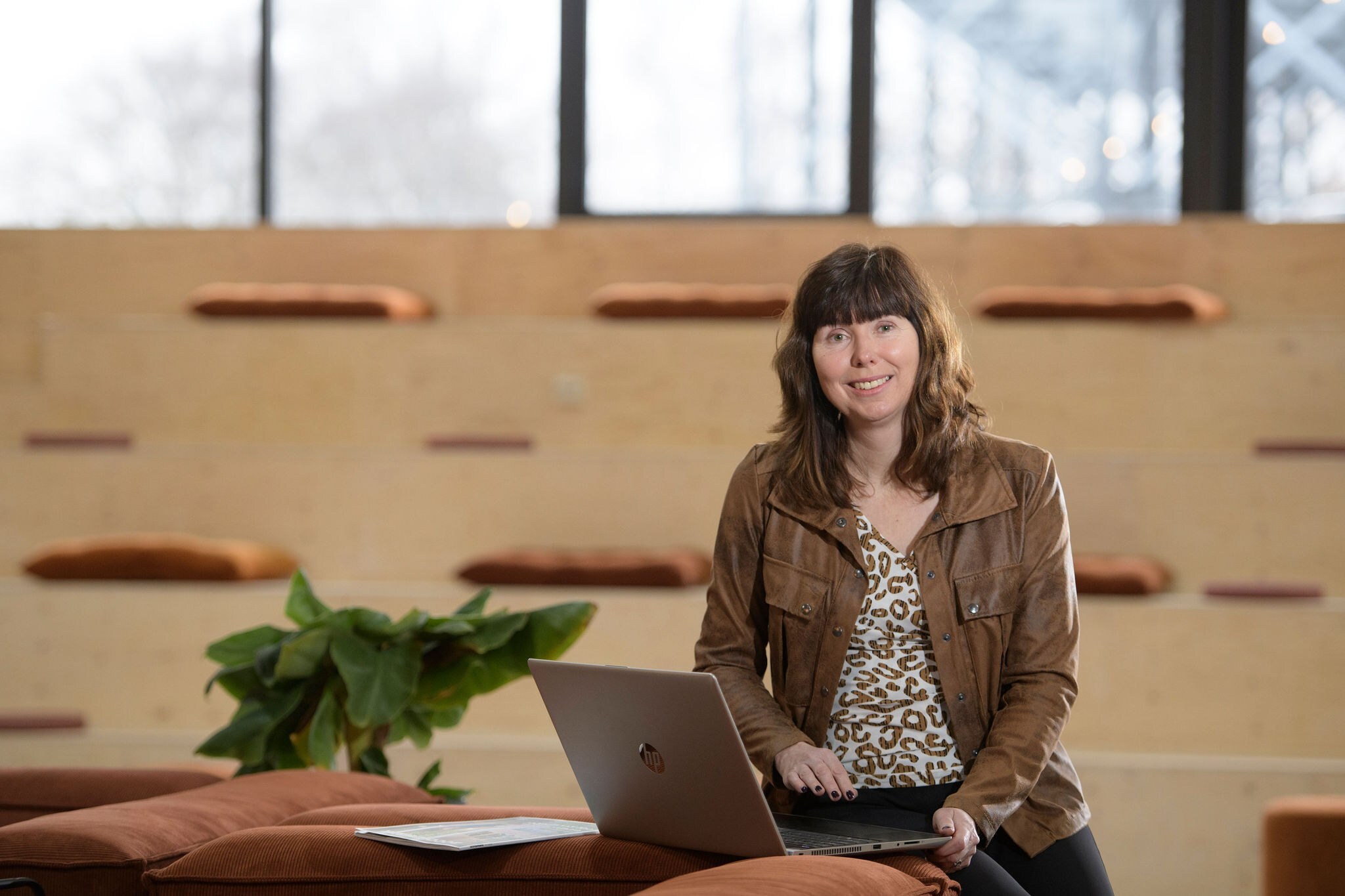 Inge Oosterhoff wil de partner zijn, waarmee je prettig samenwerkt. Die jou kent en je business begrijpt. De strategische adviseur die meekijkt over je schouder en je succesvol vooruithelpt. Maar ook de collega die de mouwen opstroopt en je helpt bij je administratie. Foto: Oosterhoff MKB Advies