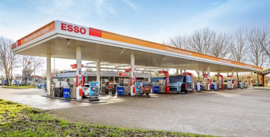 De tankstations van Esso zijn oranje gekleurd om Max Verstappen een hart onder de riem te steken in zijn jacht op de wereldtitel in de Formule 1.,