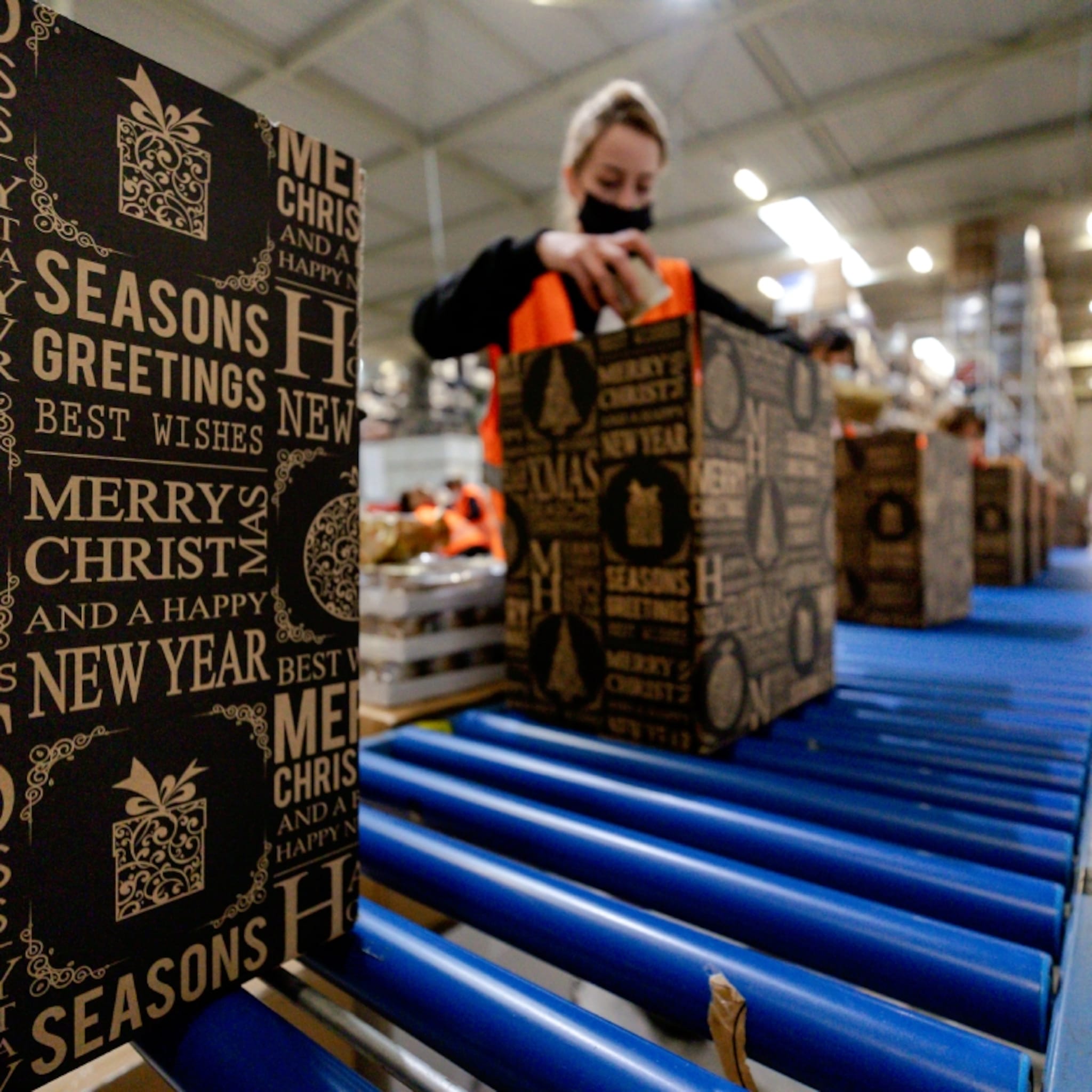 crisis en personeelstekorten maken werkgevers gul met kerstpakketten