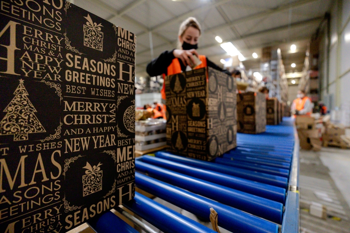 Een kerstpakket heeft dit jaar een waarde van 50 euro. Tien jaar geleden was dit nog 35 euro. Foto: ANP.
