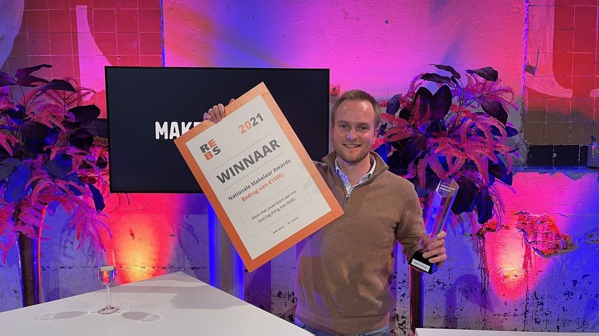Maurits Grosfeld met zijn Startup Award. De prijs moet een steun in de rug zijn voor House.nl. Foto: Maurits Grosfeld.