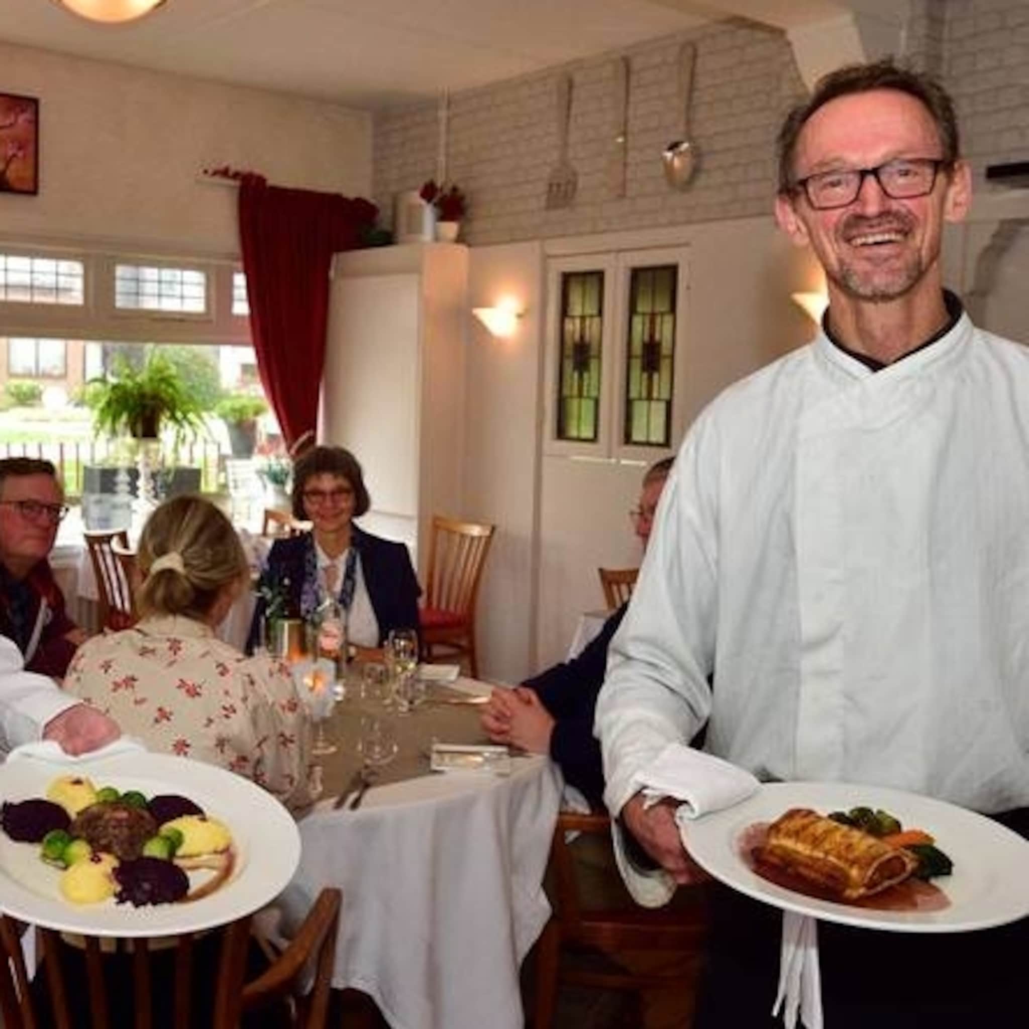 bij t haasje zorgt de avondlockdown voor buitenlandse lunchtaferelen