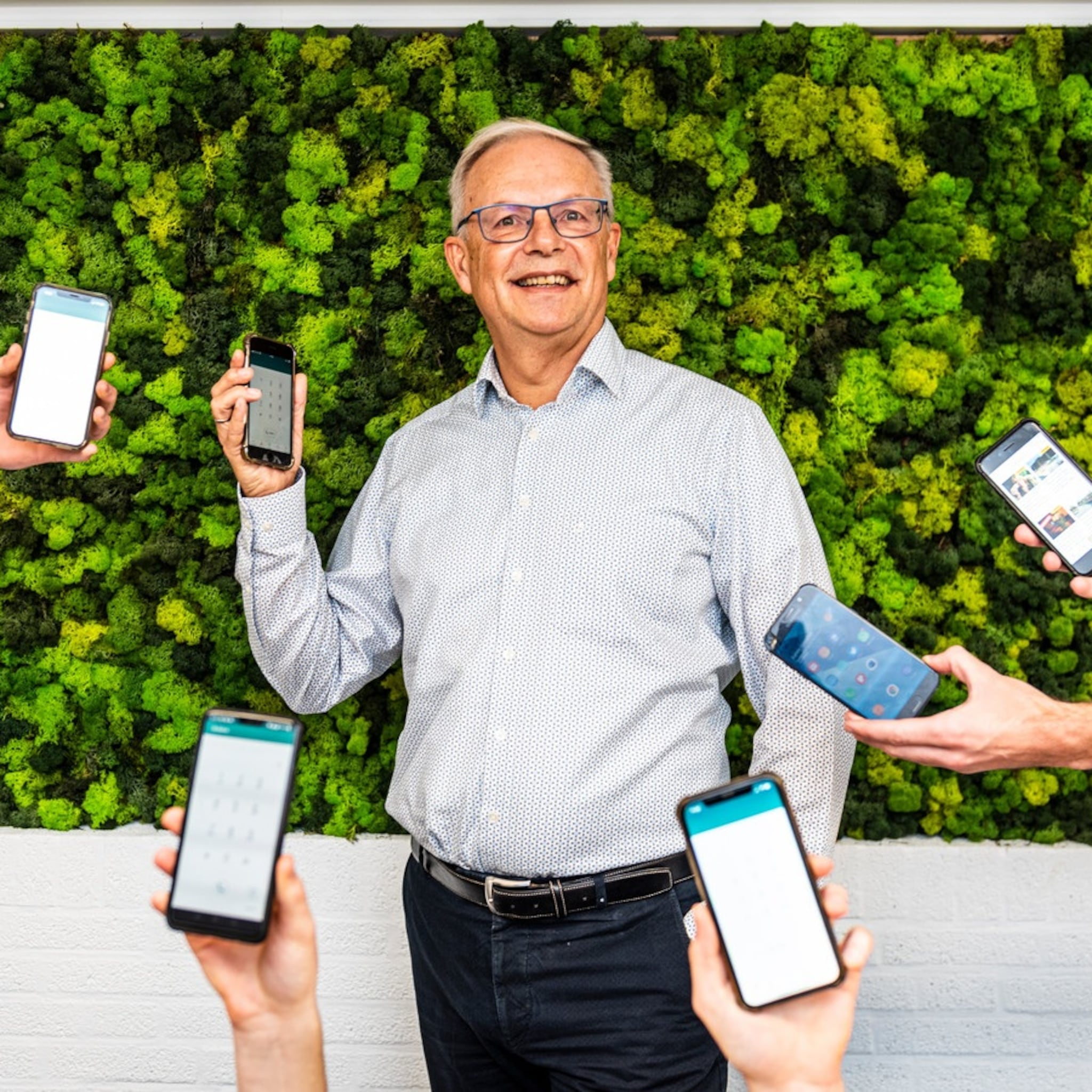 gerrit doet geniale uitvinding twee telefoonnummers op een mobieltje
