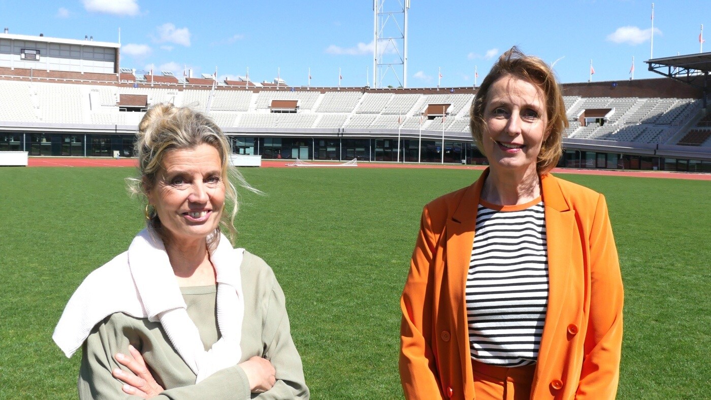 Carla de Groot (rechts) en mede-directeur Ellen van Haaren: ,,Ook deze pandemie hebben we overleefd.” Foto: Olympisch Stadion