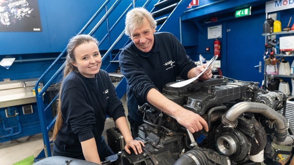 Chloë Bosch (links) en Johan Versluis sleutelend aan een auto bij V&amp;M. Foto: Anjali Ramnandanlall
