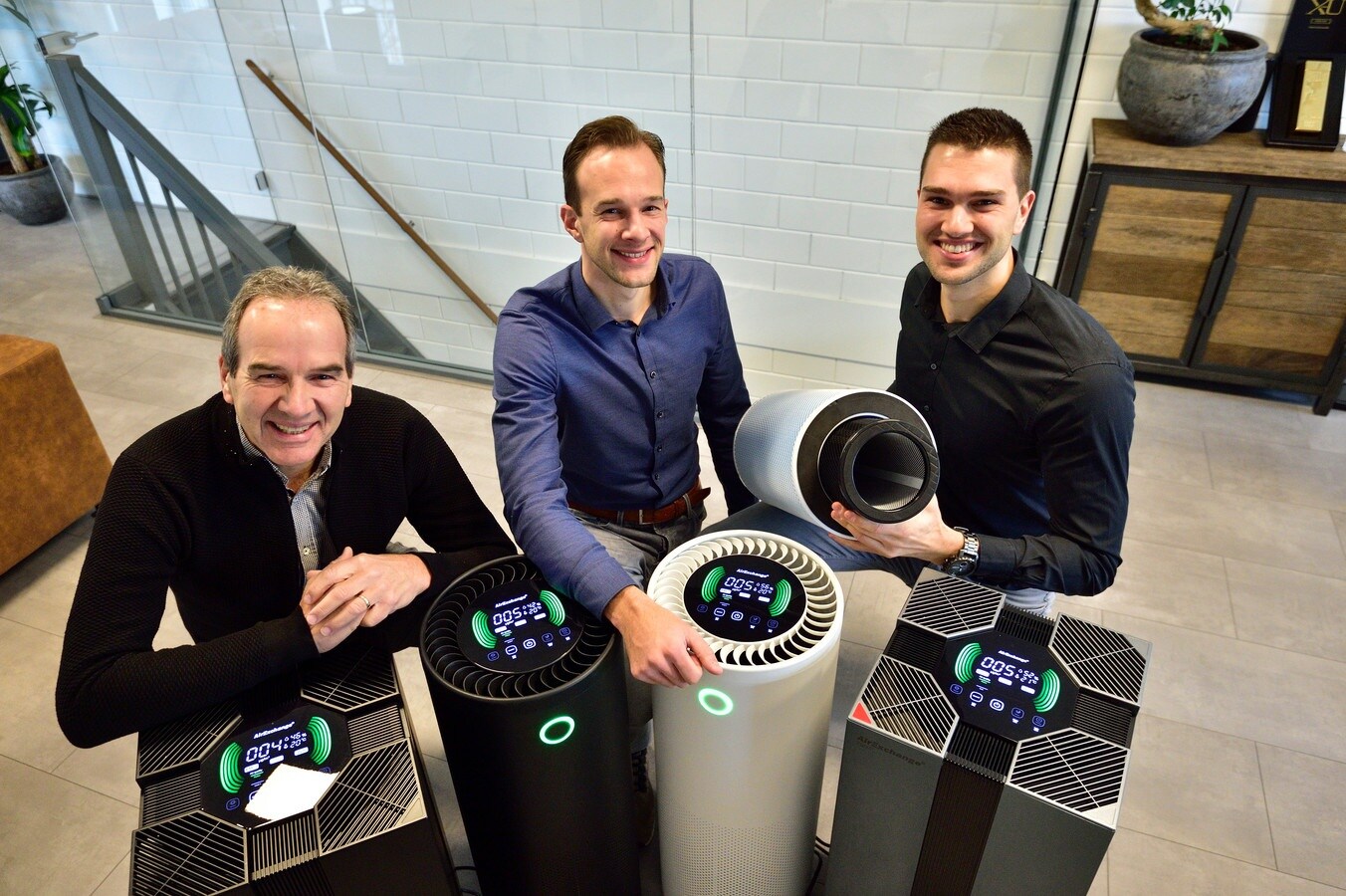 Ed, Jamie en Michael Blankert begonnen een jaar geleden met de verkoop van de AirExchanger dat ook coronavirusdeeltjes uit de lucht kan zuiveren. Foto: Pim Mul
