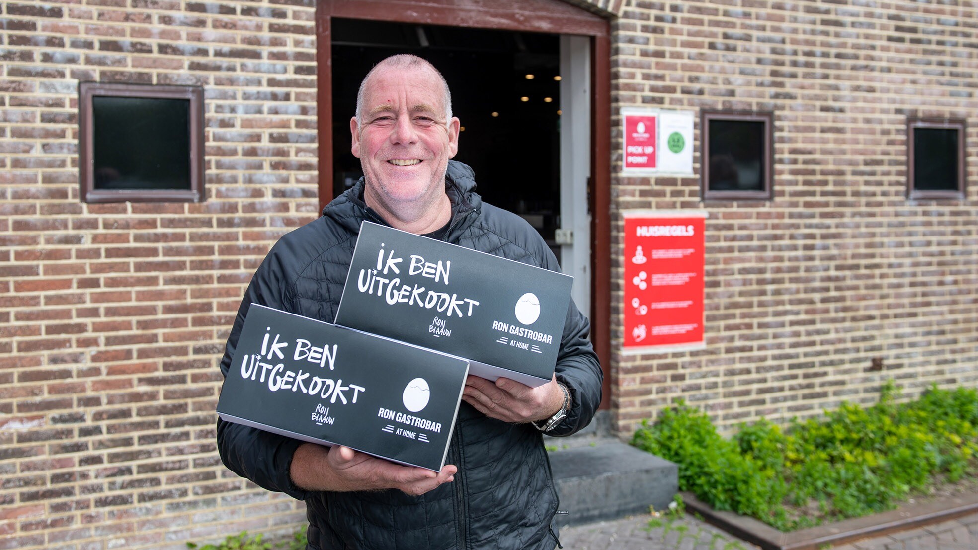 Ron Blaauw met dinerboxen werk op archiefbeeld.