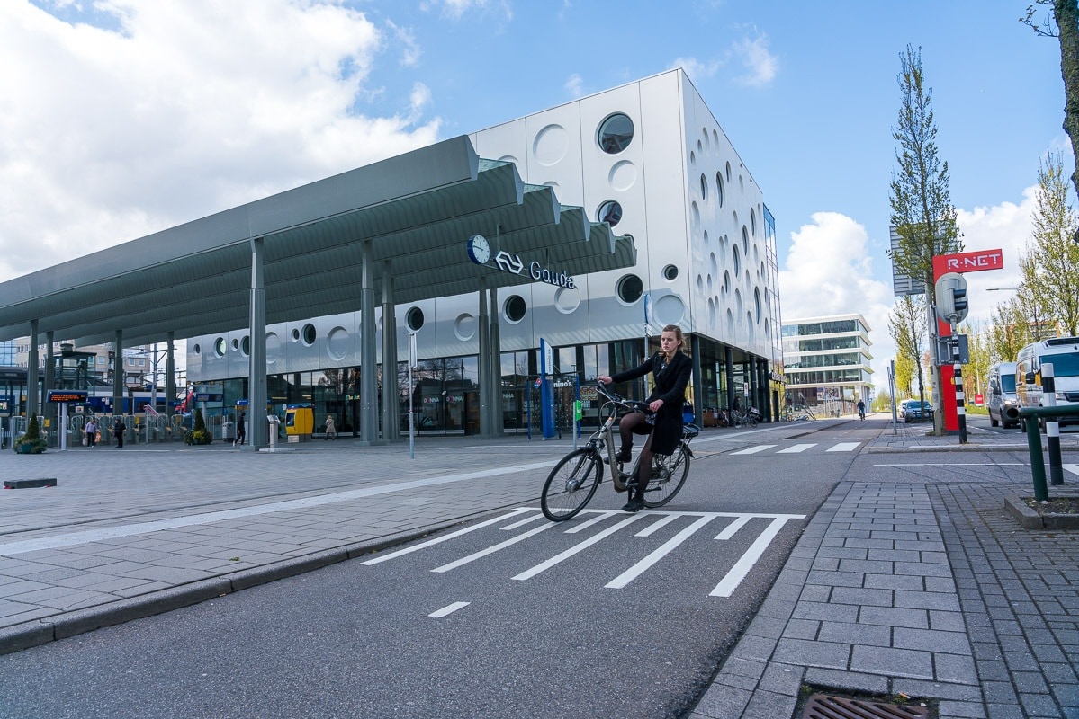 In Zuid-Holland Bereikbaar werken het ministerie van Infrastructuur en Waterstaat, Rijkswaterstaat, provincie Zuid-Holland, Metropoolregio Rotterdam Den Haag, gemeente Den Haag, gemeente Rotterdam, ProRail en het Havenbedrijf Rotterdam samen aan bereikbaarheid. Foto: De Verkeersonderneming