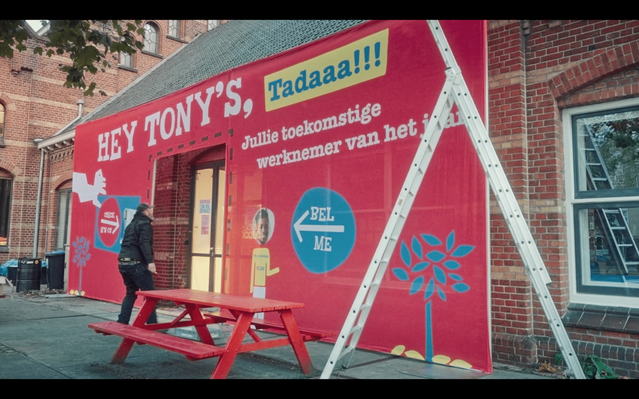 In de case-film die YoungCapital maakte van hun stunt, zie je hoe het bedrijf op een ludieke manier werkgevers benadert met hét perfecte cv, onder de naam van Sean Capital of Yanka Pitaal. Foto: YoungCapital