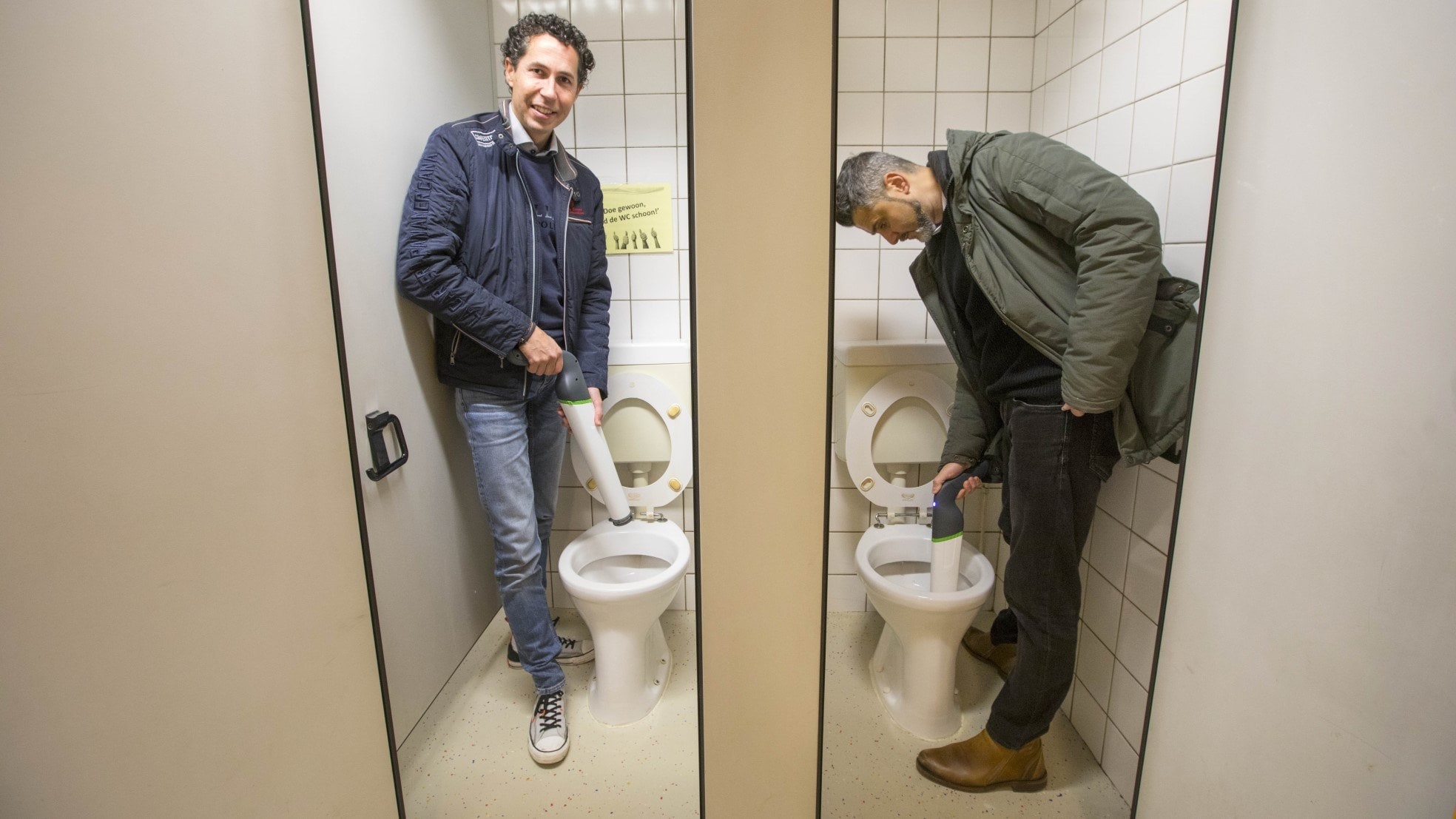 Dennis Luiten (links) van TranZero met een collega tijdens een pilot in een school in Den Haag. Foto: Nico Schouten