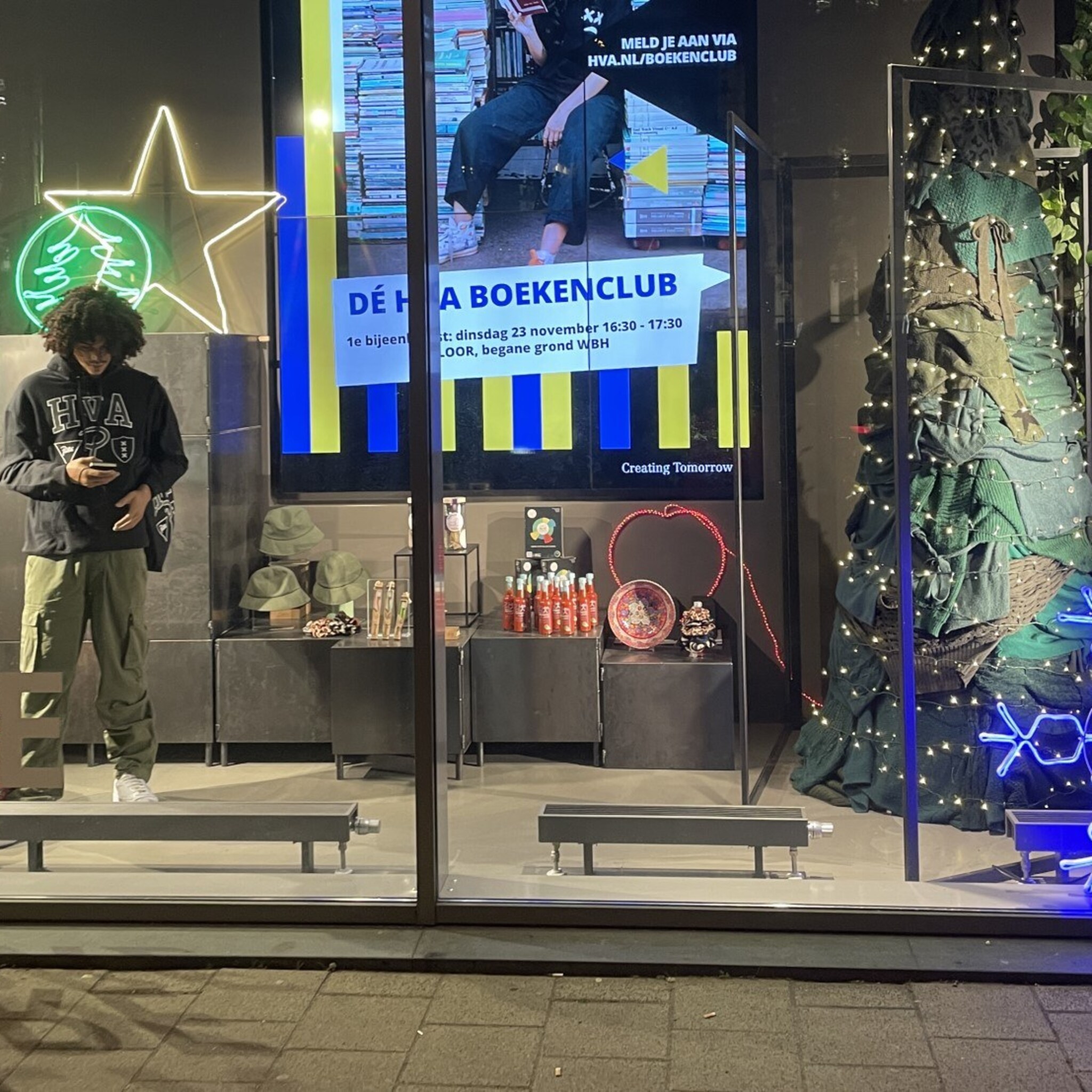twee student ondernemers maken kerstboom van 80 groene afgedankte truien