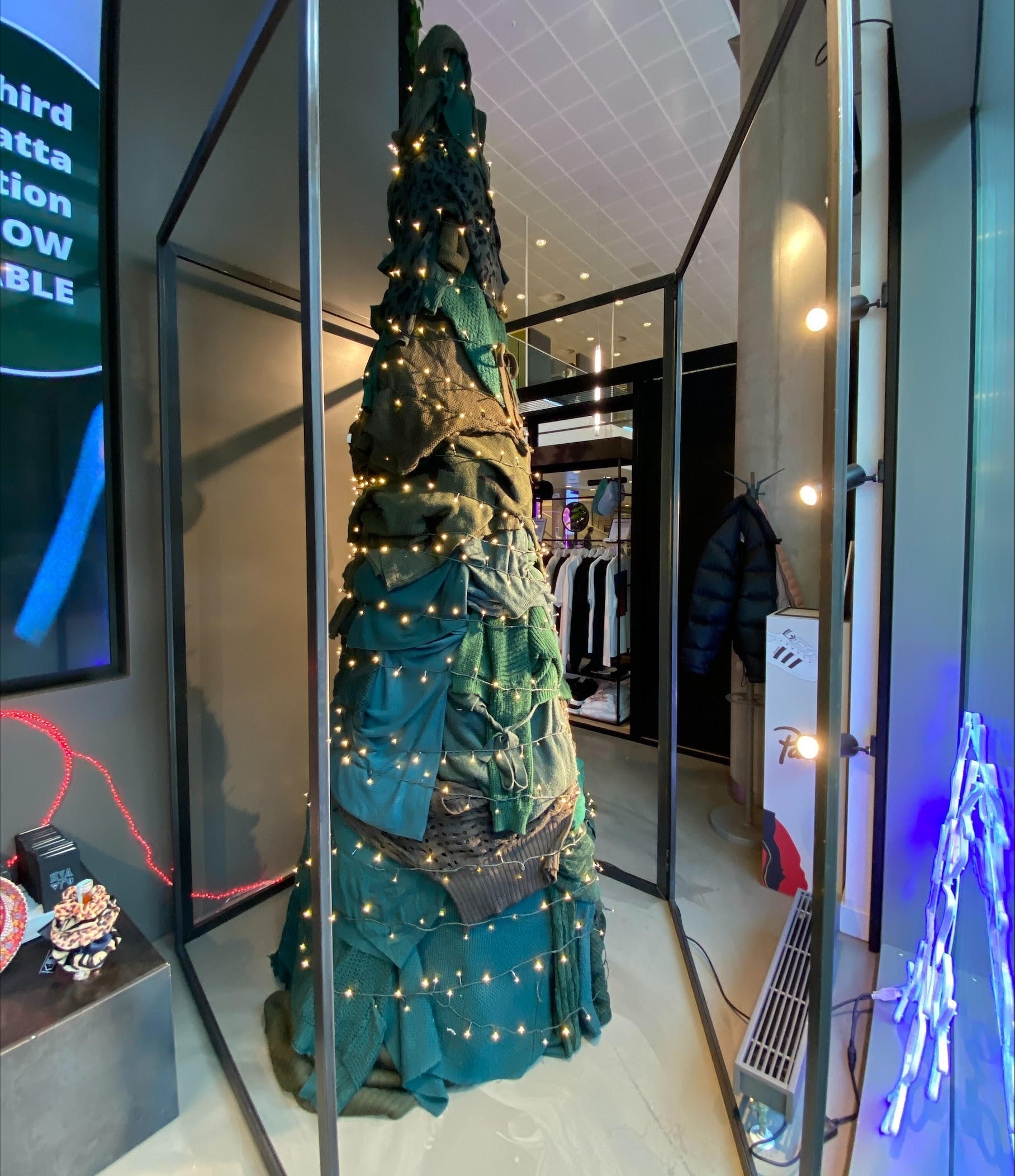 De letterlijk en figuurlijk groene REFIN-kerstboom in Amsterdam. Foto: HvA