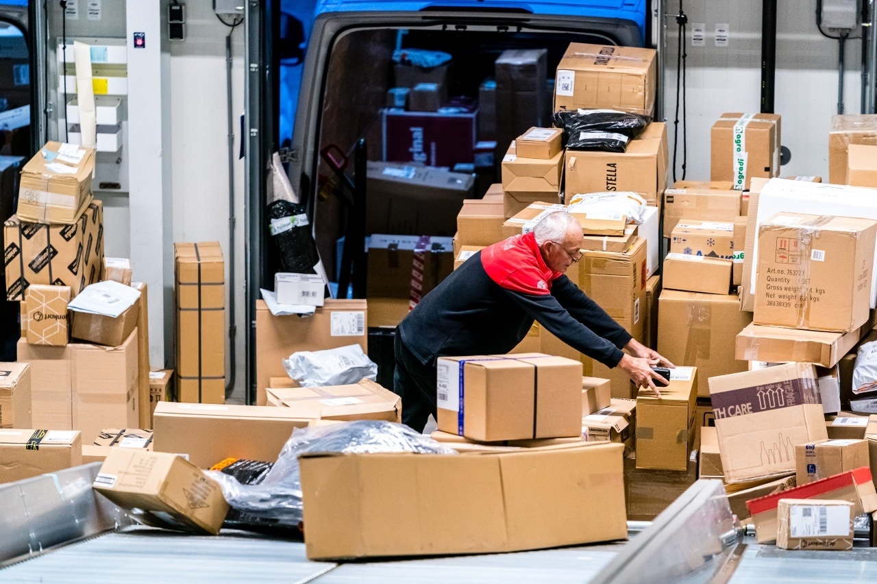 Ondanks de grote drukte loopt de bezorging van onze pakketten gestroomlijnd. Foto: ANP.