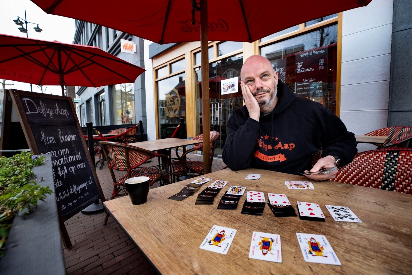 Mark van den Boogaard zat symbolisch te patiencen, toen de horeca geen uitzicht had op verruiming tijdens de lockdown, eerder dit jaar. Foto: Rene Manders/DCI Media