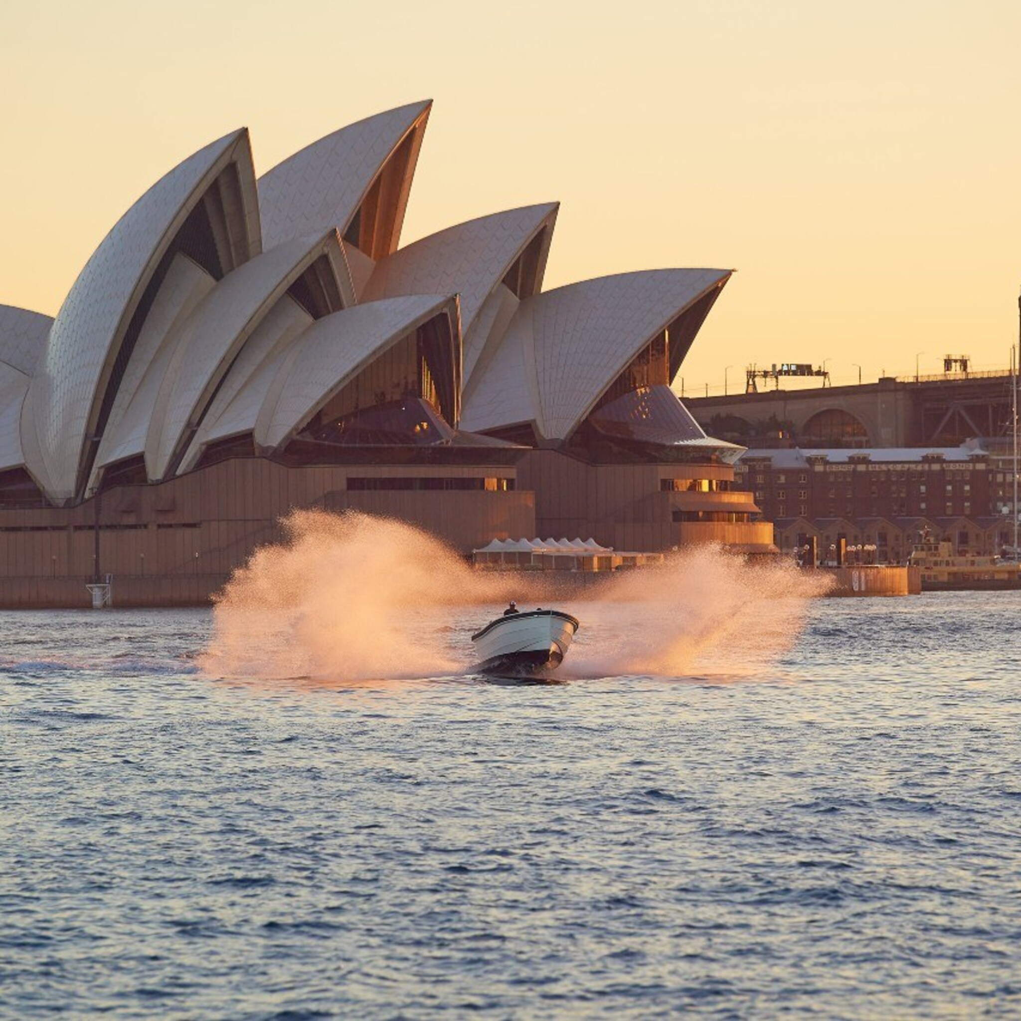 hoe een nederlander vanuit australie met snelle sloepen de wereld verovert