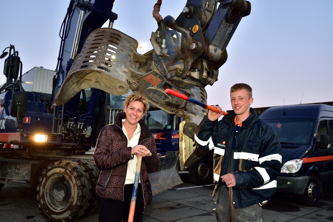 De Kruiswijk Groep start in september een bedrijfsschool, waar jongeren alles kunnen leren op het gebied van grond-, sloopwerk en asbestsanering. Op de foto directeur Christa Teeuw en leerling Jelthen van der Plaat. Foto: Pim Mul