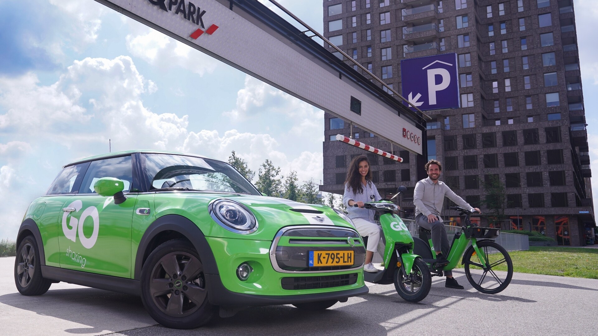 De elektrische deelauto’s krijgen vaste, strategische plekken in steden om zo deelvervoer tussen regio’s te bevorderen. Foto: GO Sharing