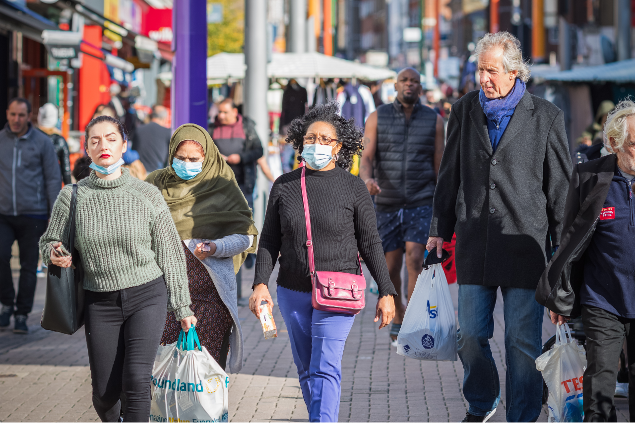 Buiten is het mondkapje niet verplicht, de anderhalve meter-maatregel geldt daar wél. Foto: Shutterstock.