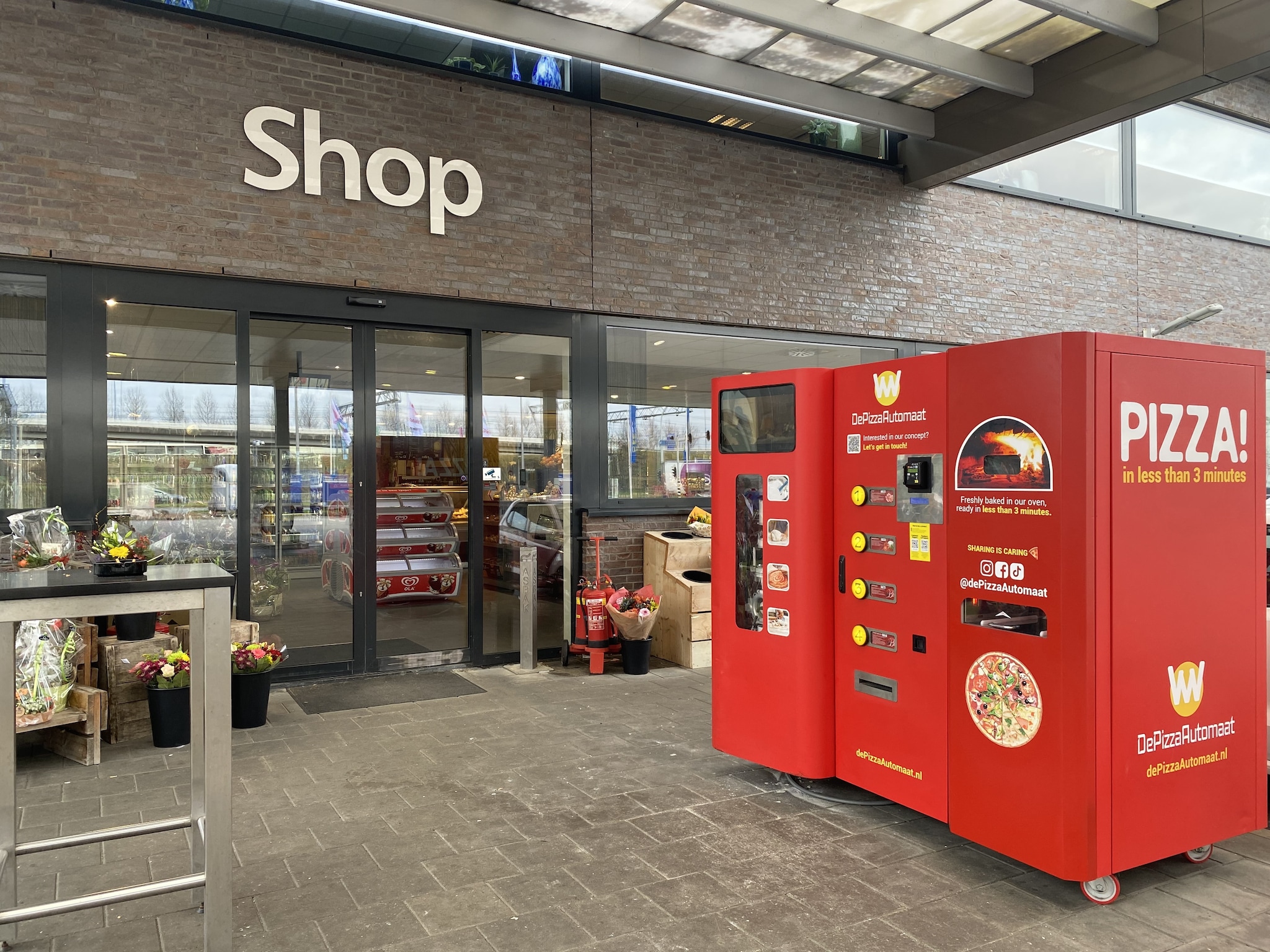 Je vindt de automaat bij Total Jongeneel aan de Ypenburgse Stationsweg in Den Haag. Foto: de Pizza-Automaat.