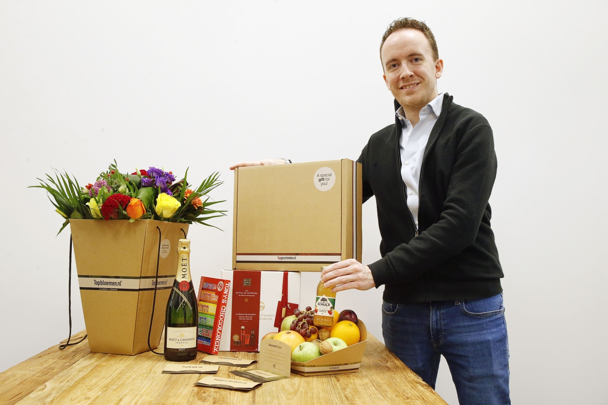 Accountmanager Sander Kuijt van Topgeschenken.nl heeft speciaal voor secretaresses die geschenken willen bestellen enkele tips. Foto: Ruud Voest