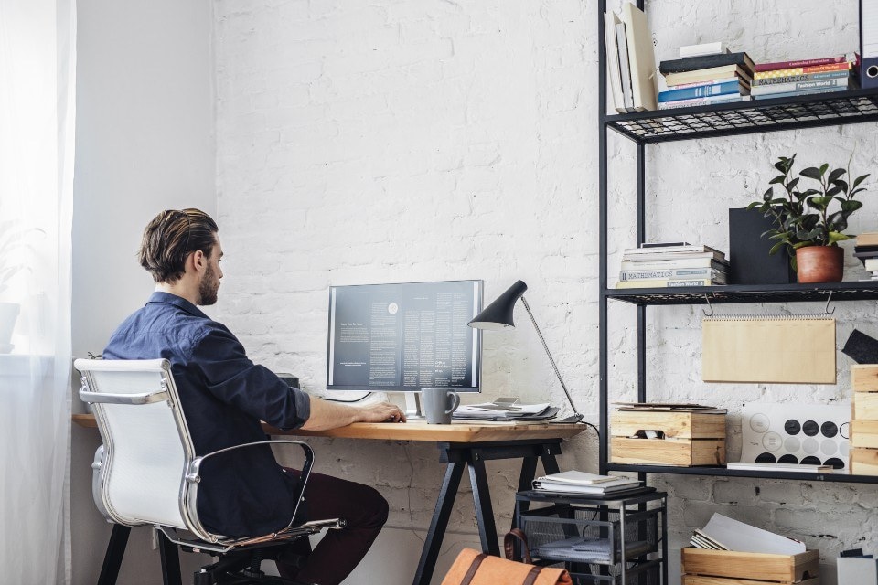 Ook thuiswerken zorgt voor arbeidsrisico's, zoals werkdruk en fysieke belasting. Foto: shutterstock