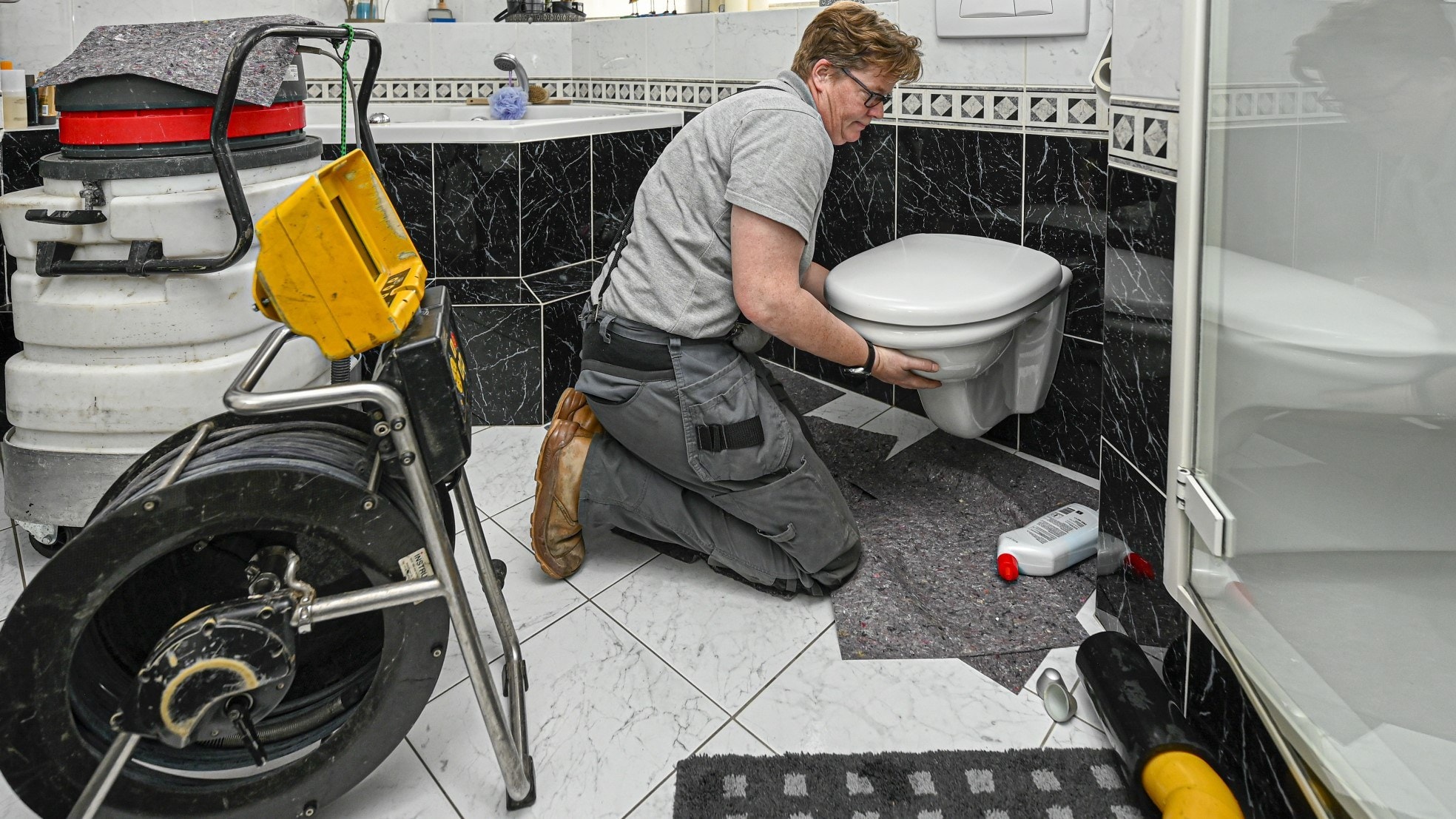 Wies Snijders van Van Terheijden Rioleringsbeheer aan de slag. Foto: Pix4Profs/Peter Braakmann