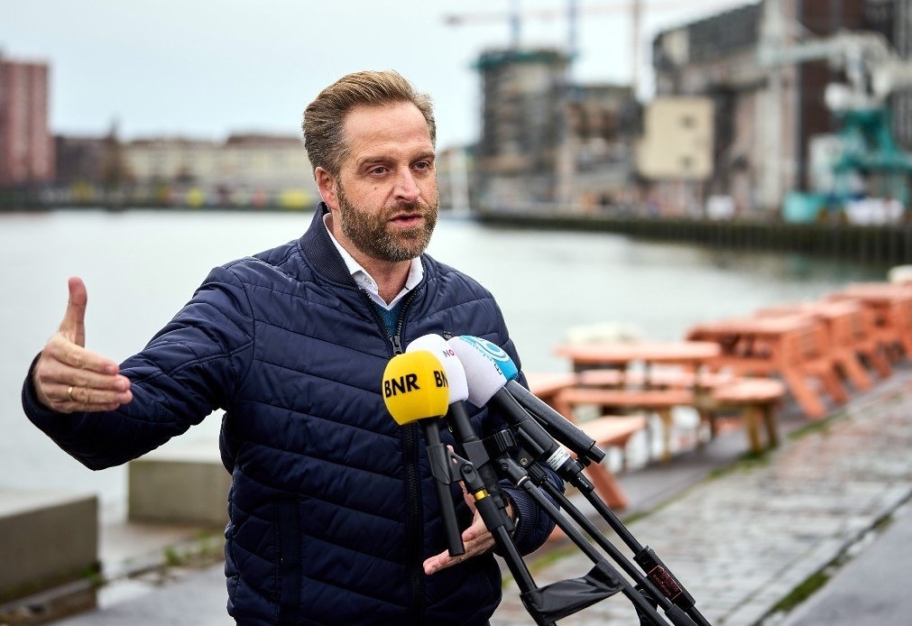Demissionair minister De Jonge tijdens een ingelast persmoment over de omicron-besmettingen, in Rotterdam. Foto: ANP.