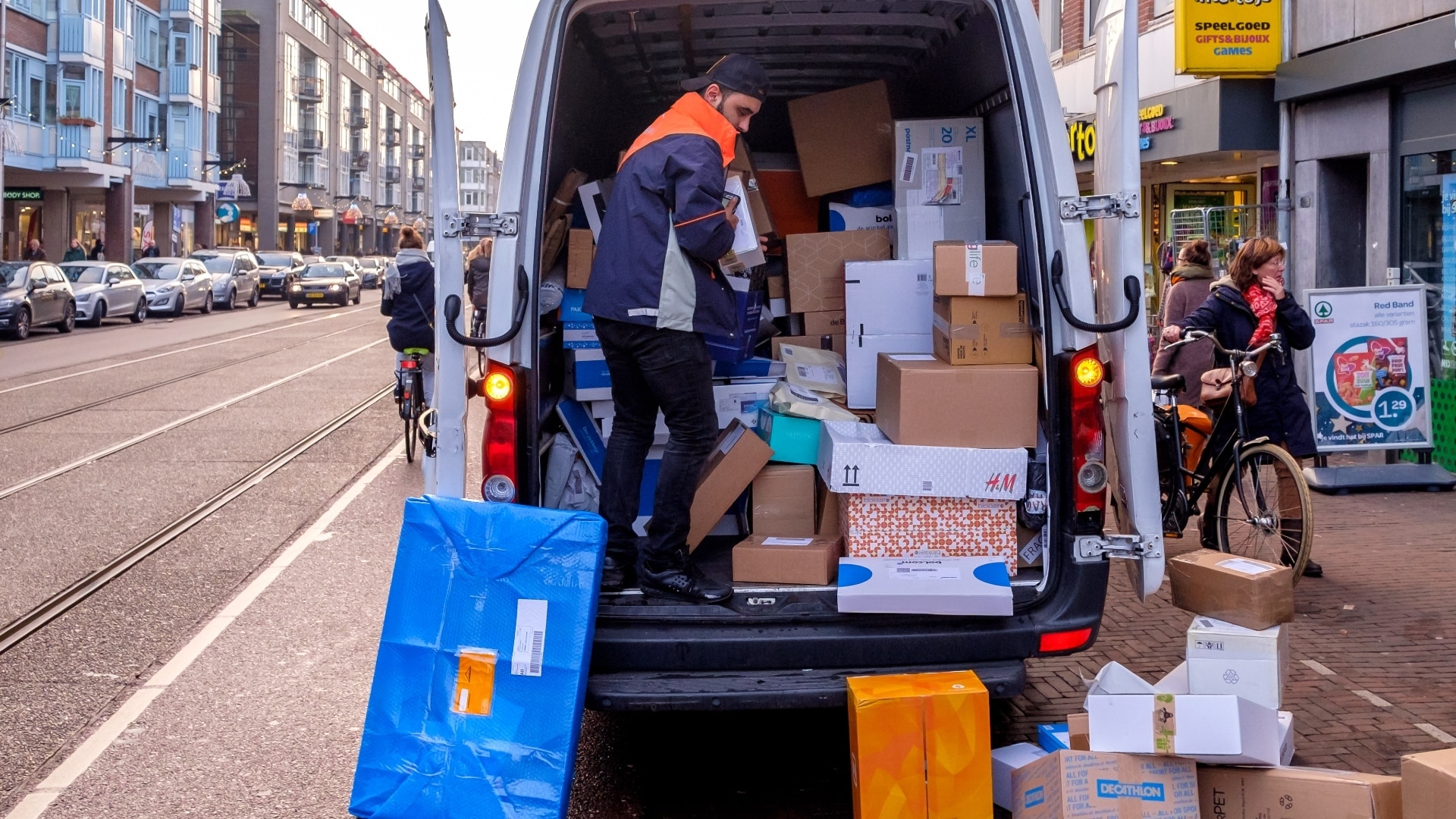 Kondigt het kabinet vanavond een avondlockdown aan, dan verwacht ABN AMRO recorddrukte voor pakketbezorgers. Foto: Shutterstock