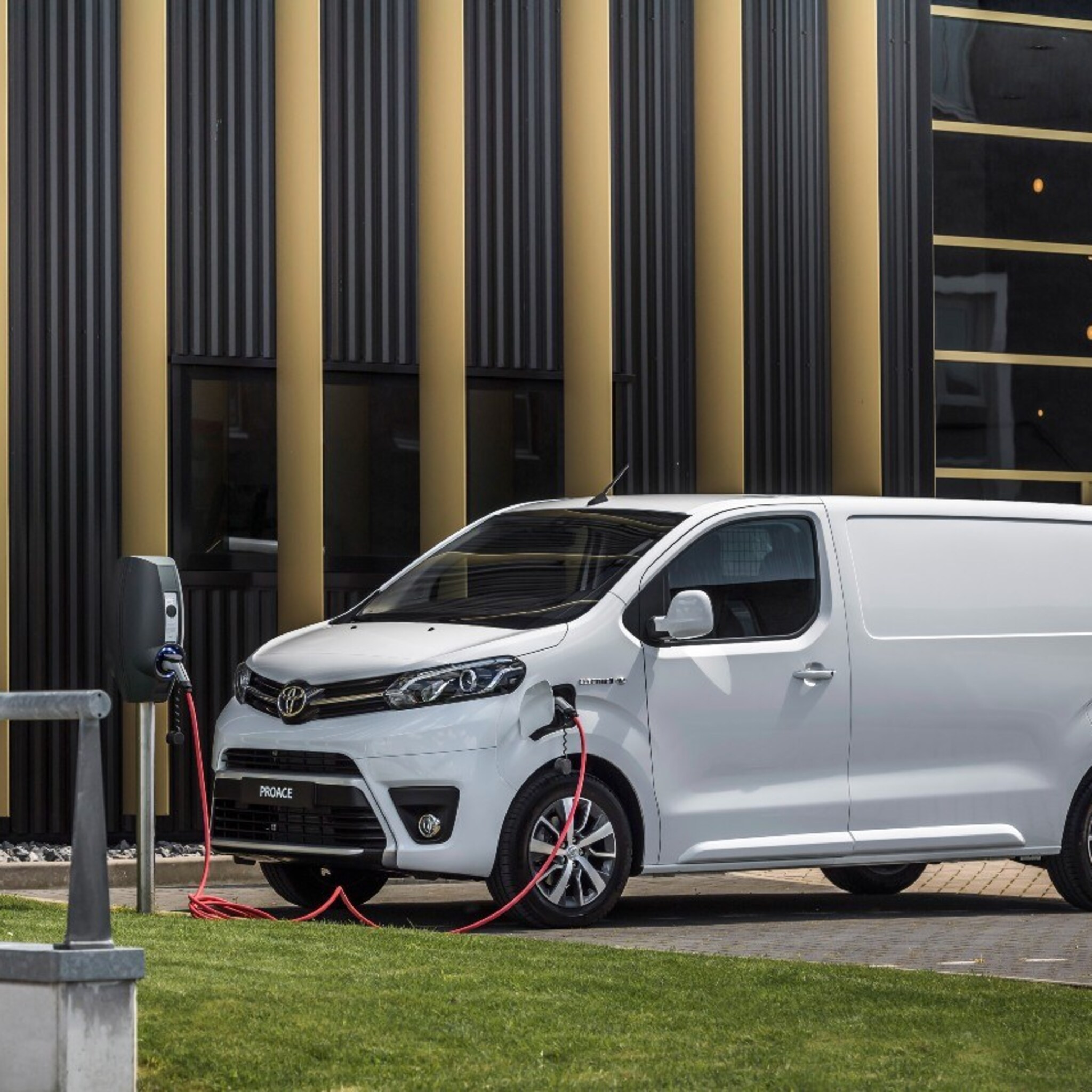 toyota proace electric is verkozen tot bestelauto van het jaar 2022