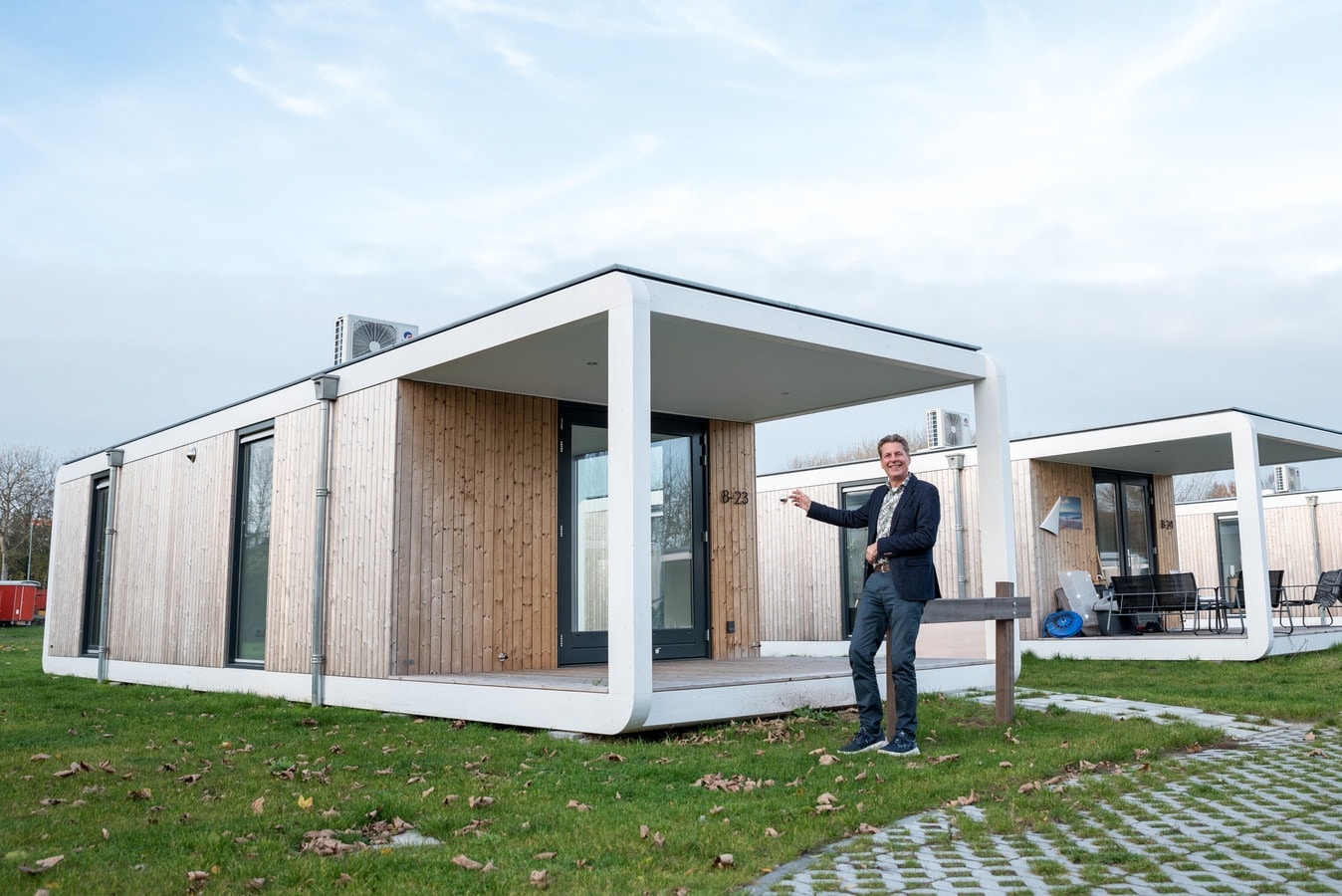 John Bijl bij een tiny house dat hij aanbiedt aan nieuwe werknemers voor zijn varenkwekerij. Foto: Sandra Schimmelpennink