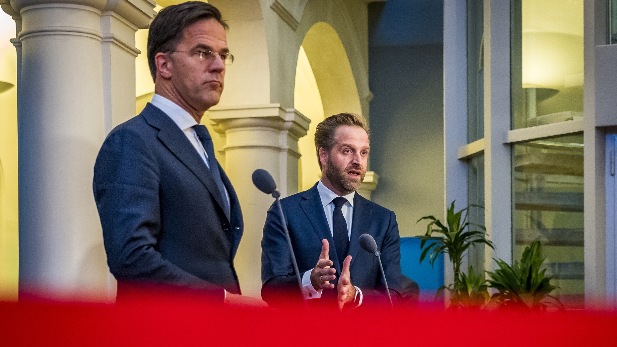 De kans bestaat dat demissionair premier Mark Rutte en coronaminister Hugo de Jonge komende vrijdag al nieuwe maatregelen aankondigen. Foto: ANP