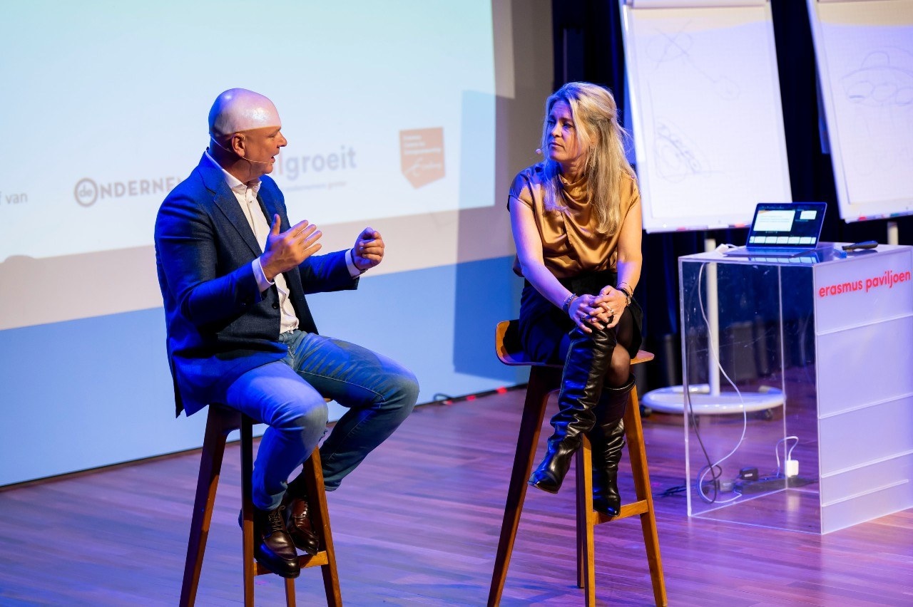 Suzanne Jacobs op het podium bij het Groeicollege, met expert Kees de Jong.